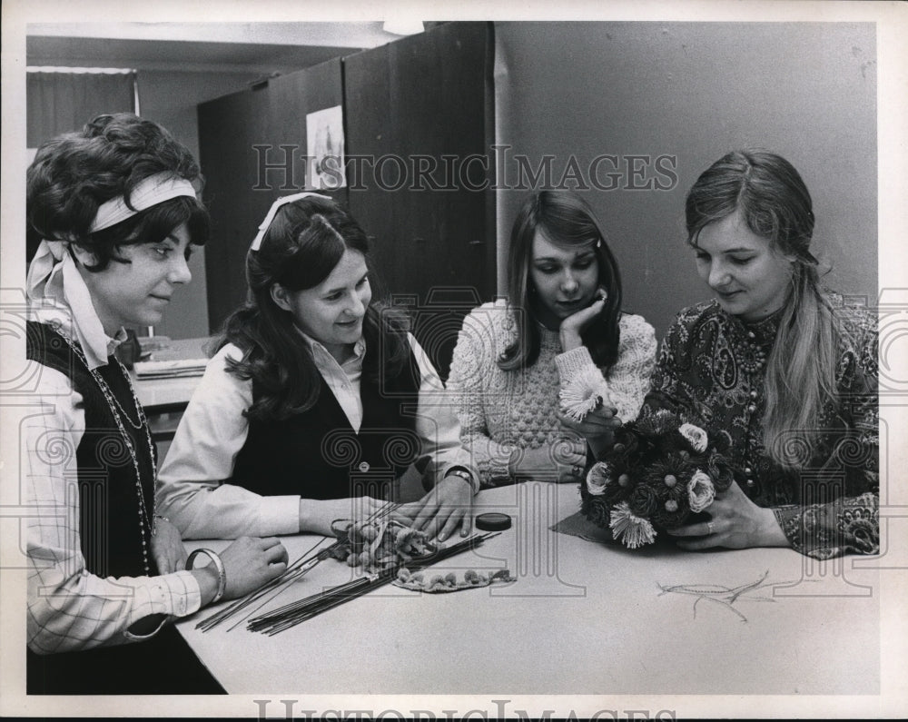 Press Photo Mrs. Neil Fassinger showing young women how to make decorations