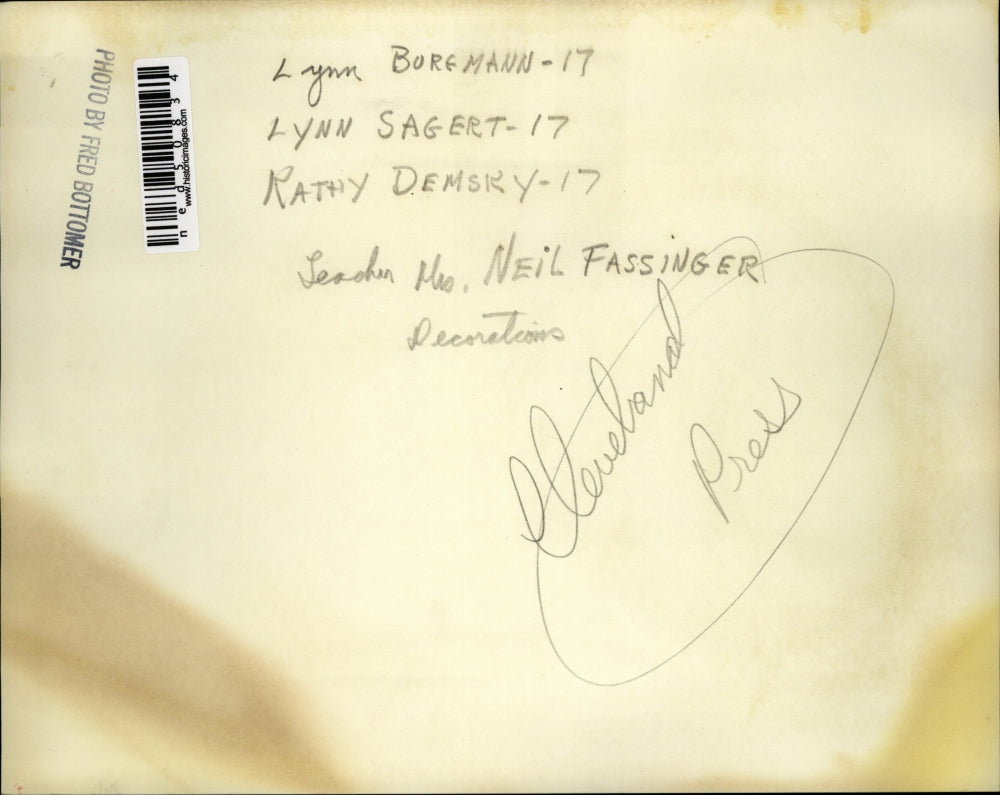 Press Photo Mrs. Neil Fassinger showing young women how to make decorations