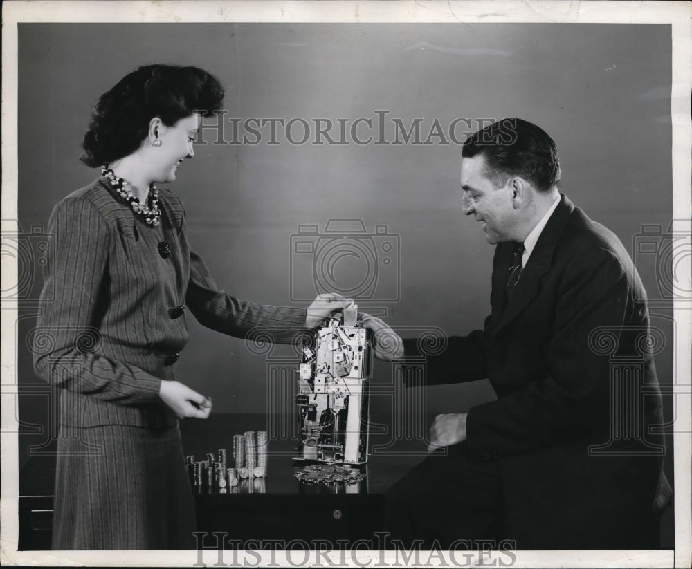 1946 Press Photo Coin Changer Waterman Building Jayne Parmelle Walter Hunsinger