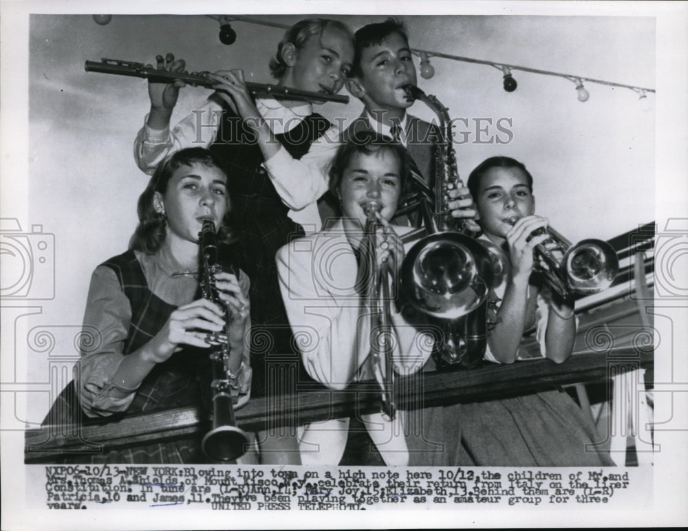 1955 Press Photo The Children Of Mr. And Mrs. Thomas A. Shields Blow Into Town