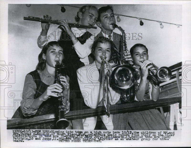 Load image into Gallery viewer, 1955 Press Photo The Children Of Mr. And Mrs. Thomas A. Shields Blow Into Town
