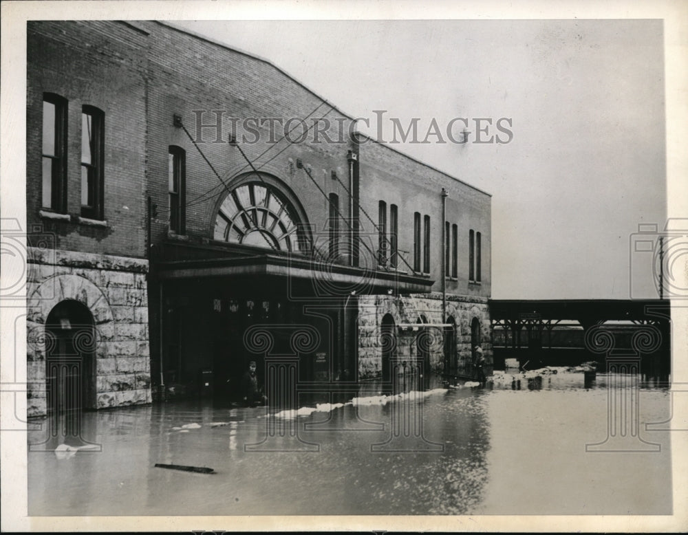 1945 Press Photo Three feet of water surrounds the Central R.R. Station