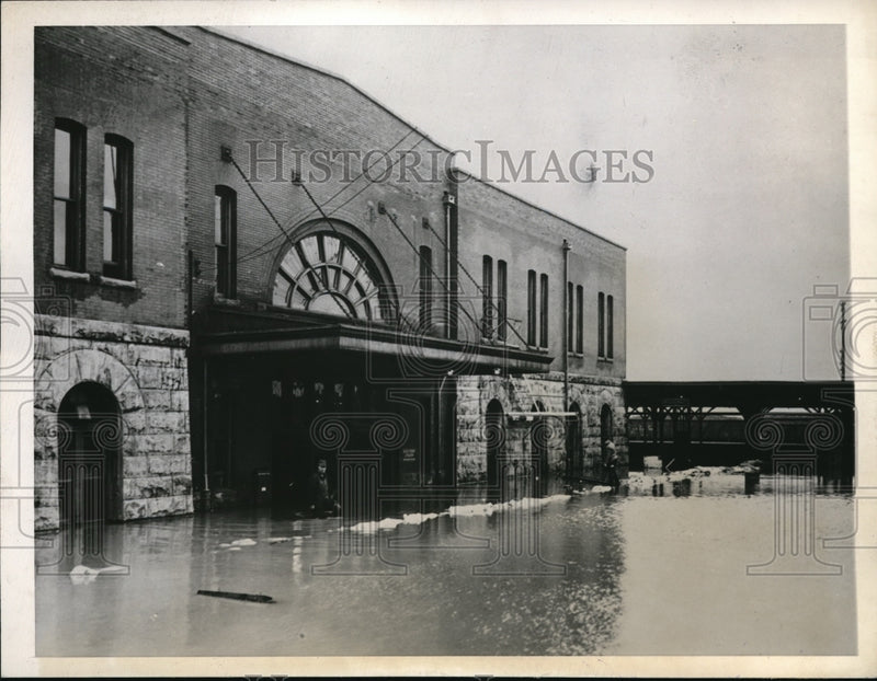 Load image into Gallery viewer, 1945 Press Photo Three feet of water surrounds the Central R.R. Station
