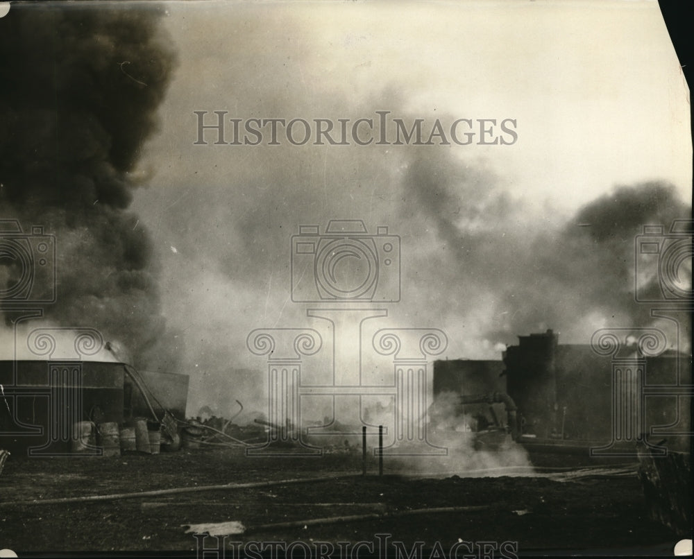 1926 Press Photo An oil fire at Union Oil Company in Calif