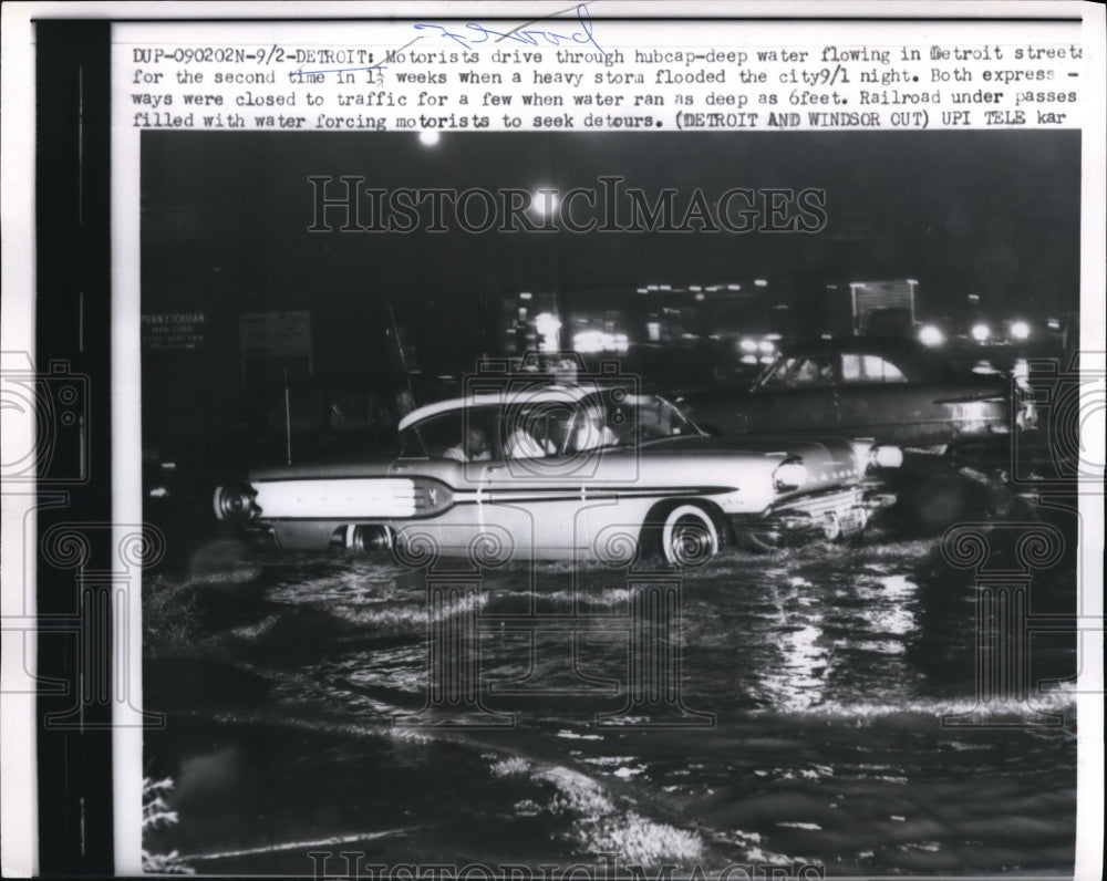 1959 Press Photo Detroit Mich motorist in floodwaters from storms