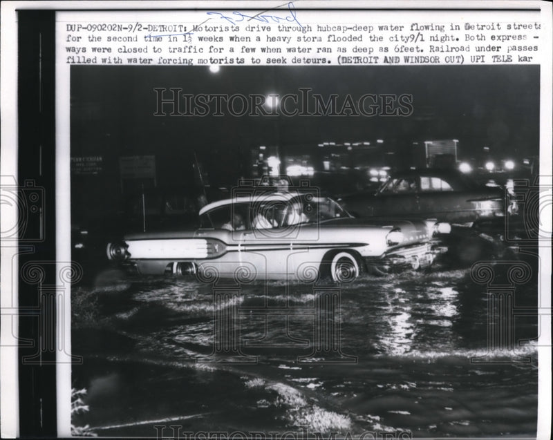 Load image into Gallery viewer, 1959 Press Photo Detroit Mich motorist in floodwaters from storms
