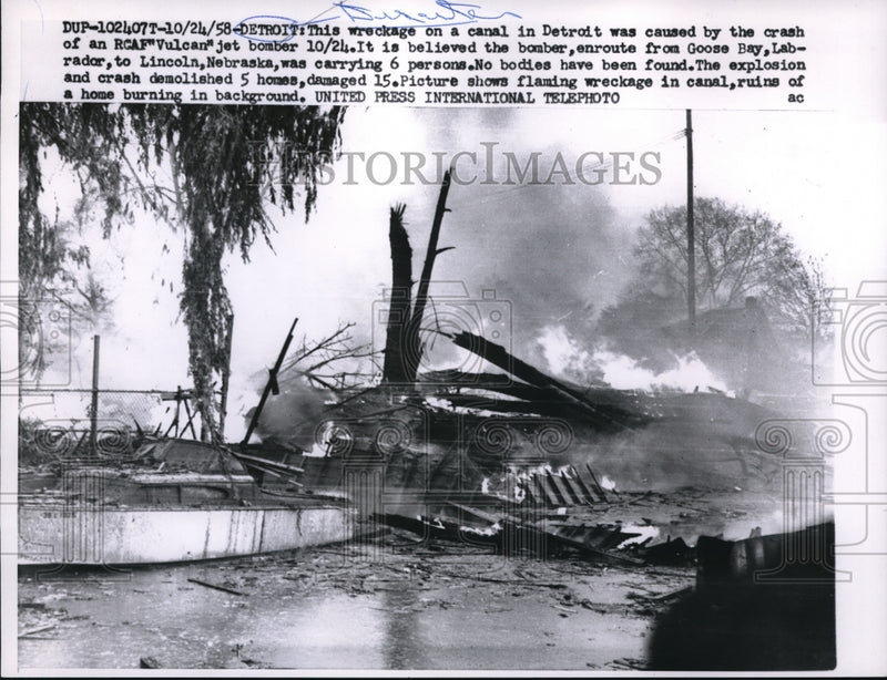 Load image into Gallery viewer, 1958 Press Photo Detroit Mich homes wrecked by RCAF Vulcan plane crash
