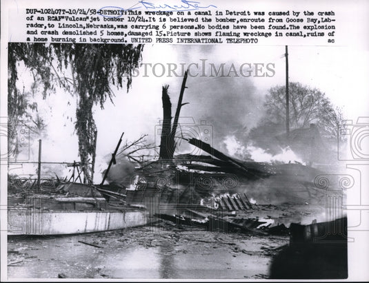 1958 Press Photo Detroit Mich homes wrecked by RCAF Vulcan plane crash