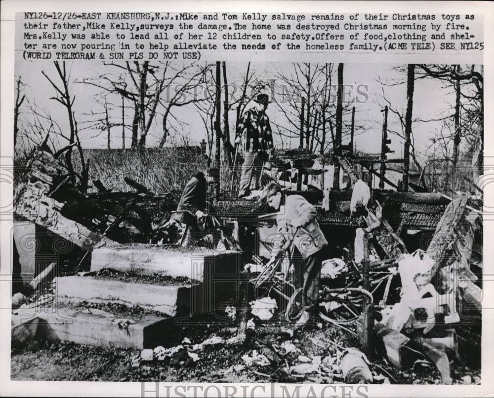 1952 Press Photo Mike& Tom Kelly salvage the remains of Christmas toys