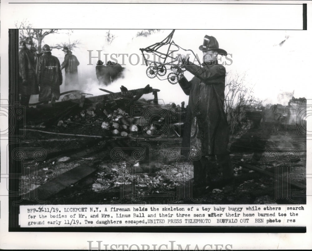 1956 Press Photo The rescue team searched for Mr. and Mrs. Linus Ball's bodies