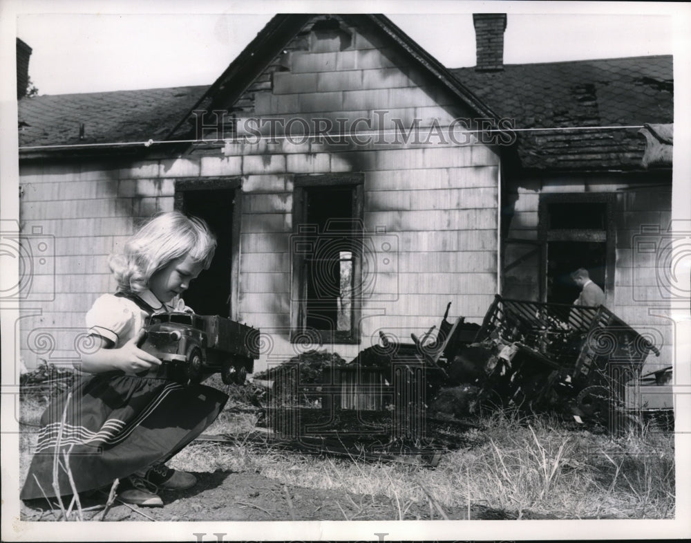 1956 Press Photo Five year old Christine Banes savages for her loss