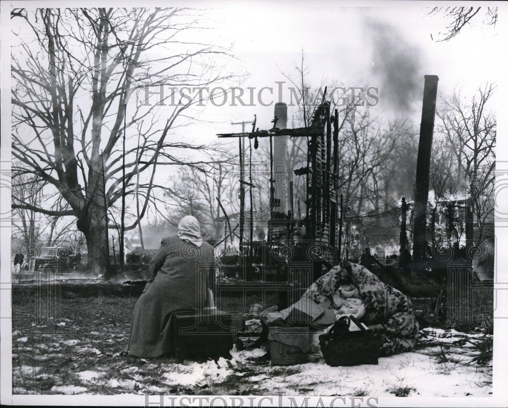 1956 Press Photo Michigan City Charles Kilgore Burnt House And Belongings