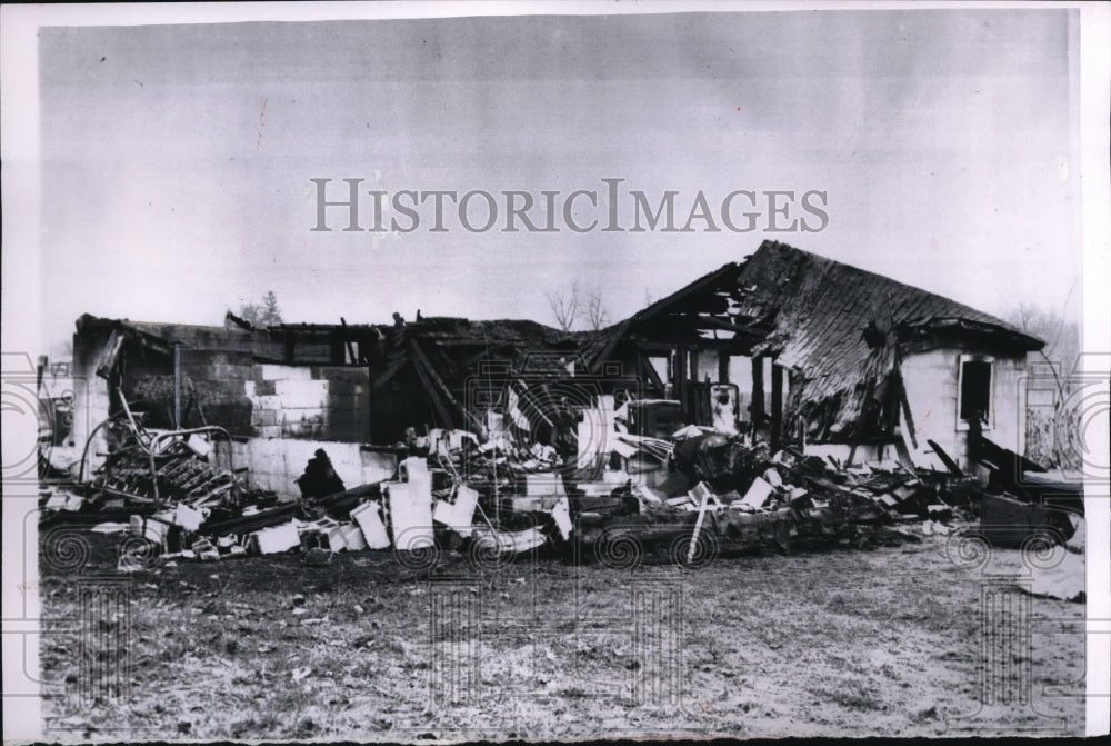 1956 Press Photo Charred ruins of home near Toledo where seven children died- Historic Images