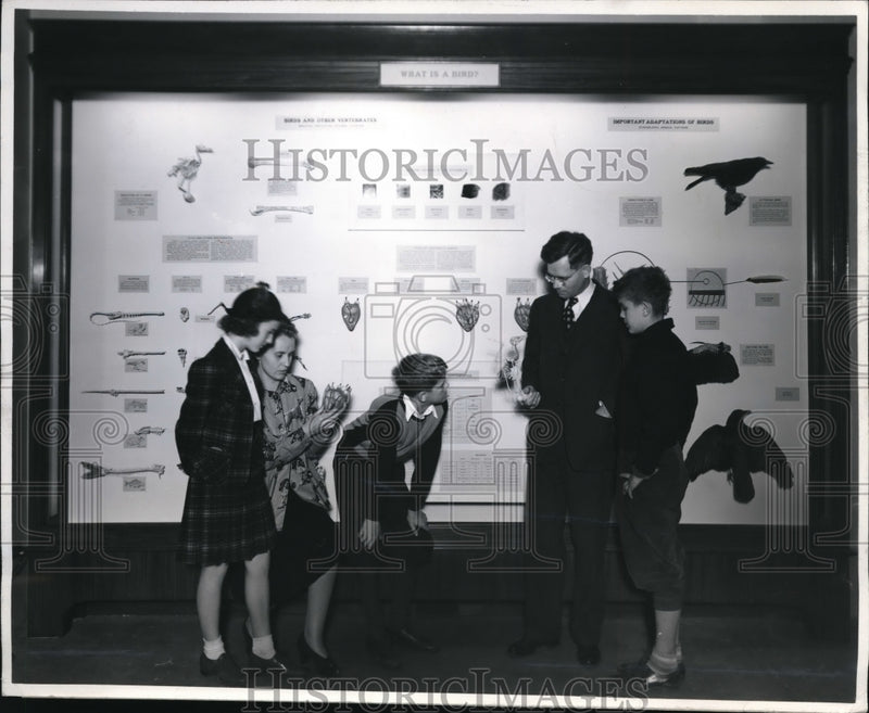 Load image into Gallery viewer, 1940 Press Photo The Lincoln students at the Field Museum of Natural History

