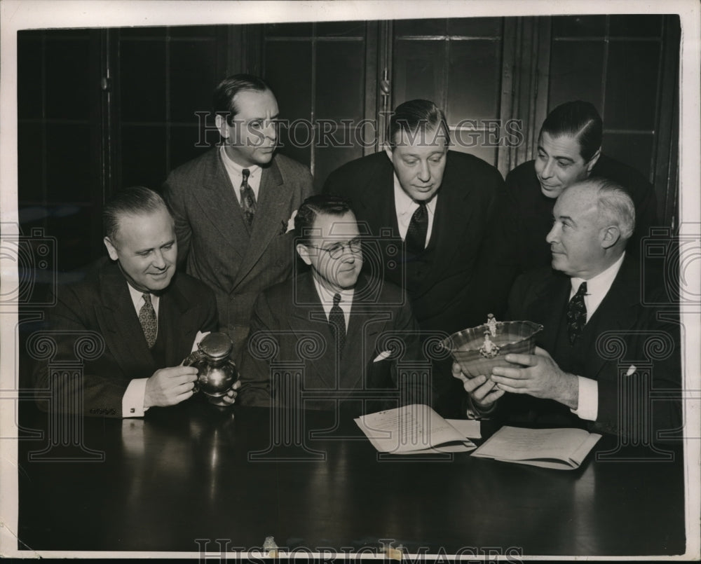 1940 Press Photo Gimbel Bros Sign over Millions in Art to Int'nl Studio Art Corp