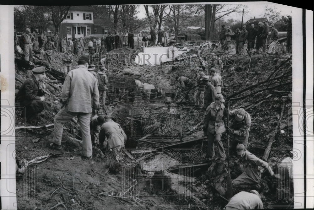 1958 Press Photo Salvage workers from Selfridge Air Force Base dig in the mud.