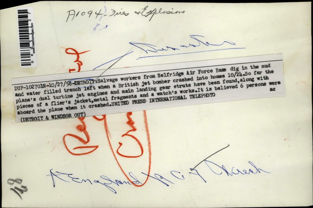 1958 Press Photo Salvage workers from Selfridge Air Force Base dig in the mud.