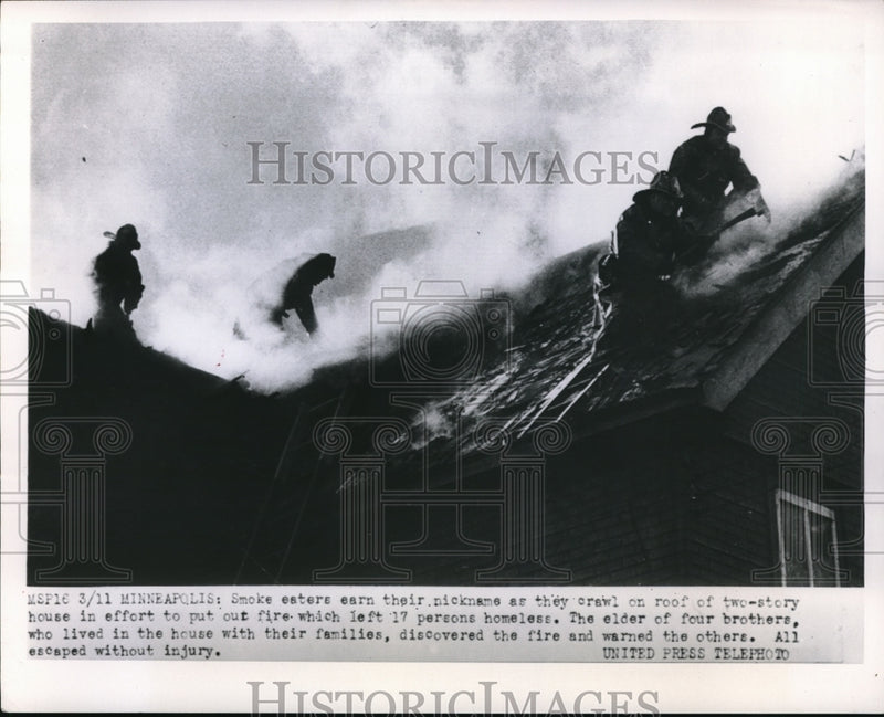 Load image into Gallery viewer, 1952 Press Photo Minneapolis firemen on roof of two story house - ned51173
