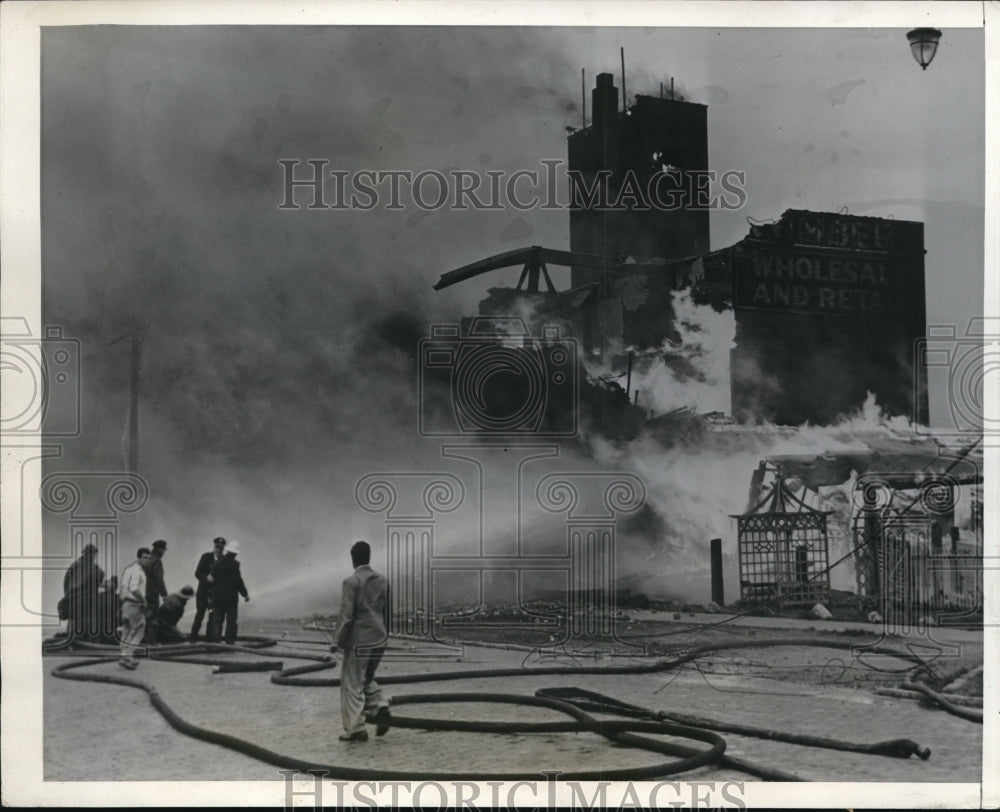 1941 Press Photo Cleveland Ohio Vanis Building & Supply Co burns down
