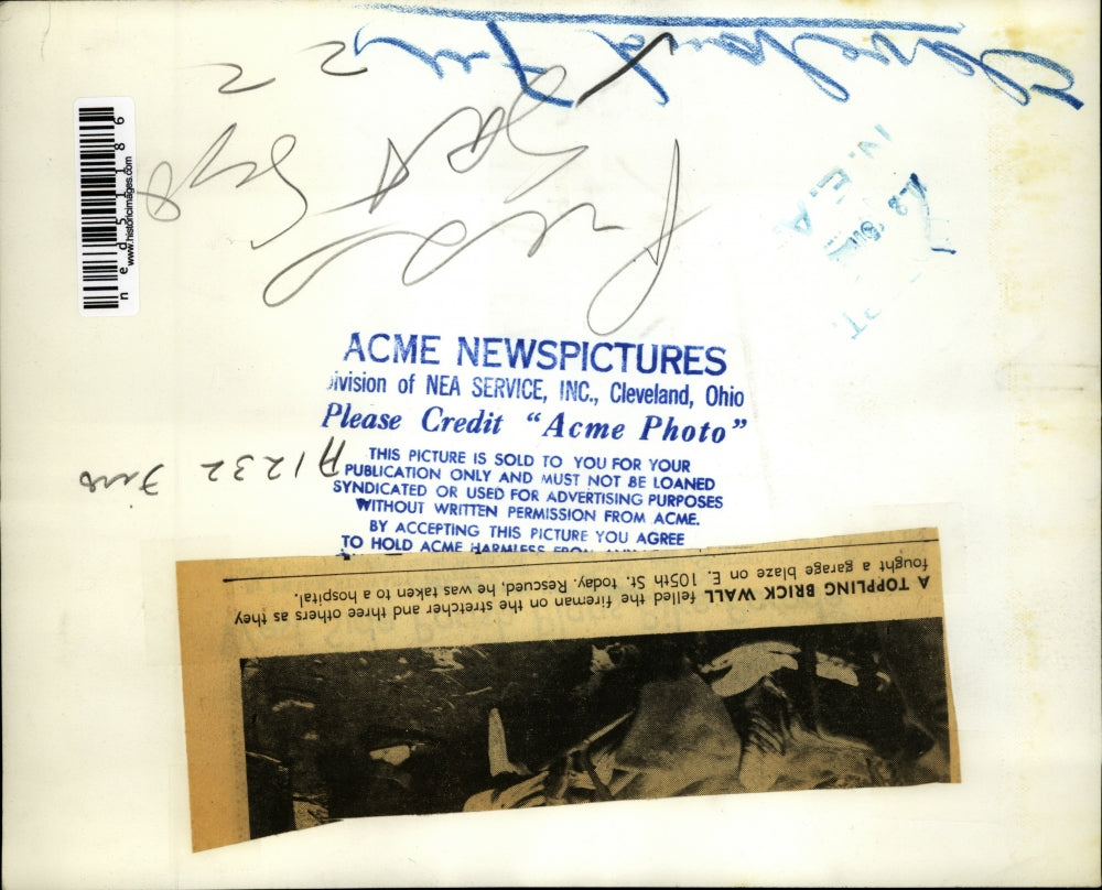 1951 Press Photo Wall of burning building falls on fireman in Cleveland