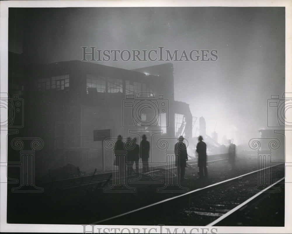 1950 Press Photo Cleveland Ohio fire at Container Co building