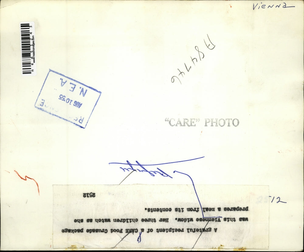 1955 Press Photo Viennese Widow Receives CARE Food Crusade Package