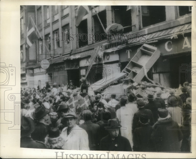 Load image into Gallery viewer, 1945 Press Photo Danish Civilians demolish Danish SS Canteen in Copenhagen

