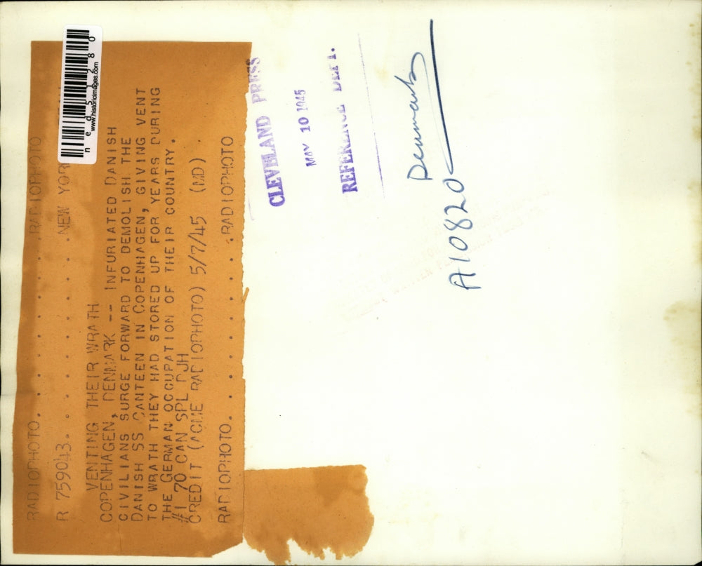 1945 Press Photo Danish Civilians demolish Danish SS Canteen in Copenhagen