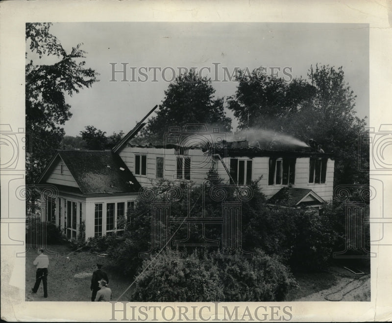 Load image into Gallery viewer, 1941 Press Photo Glass Wool Insulation Stops Home Fire
