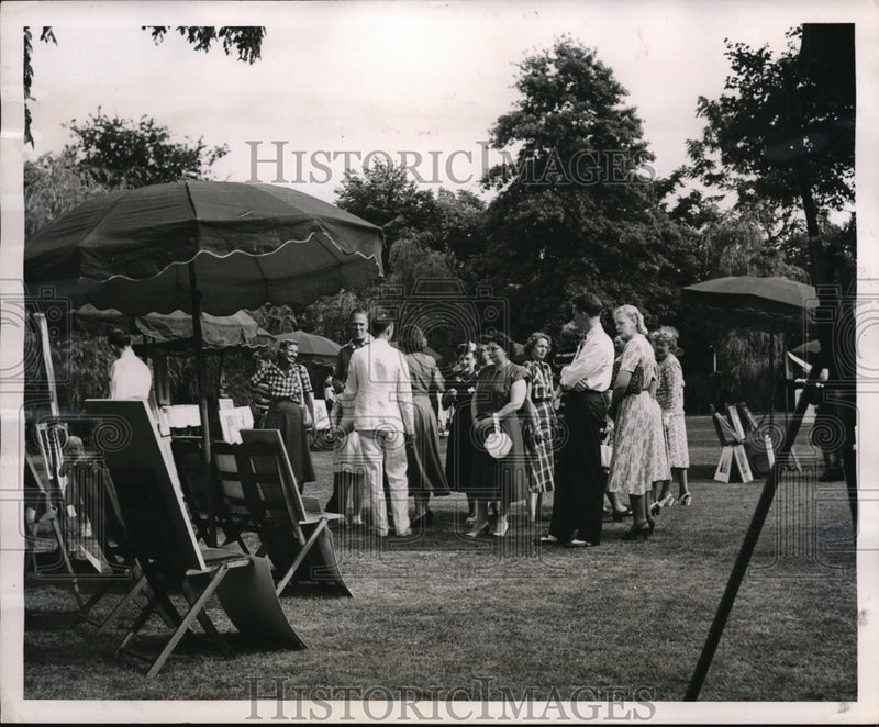 Load image into Gallery viewer, 1948 Press Photo Newport's first outdoor art show for the public
