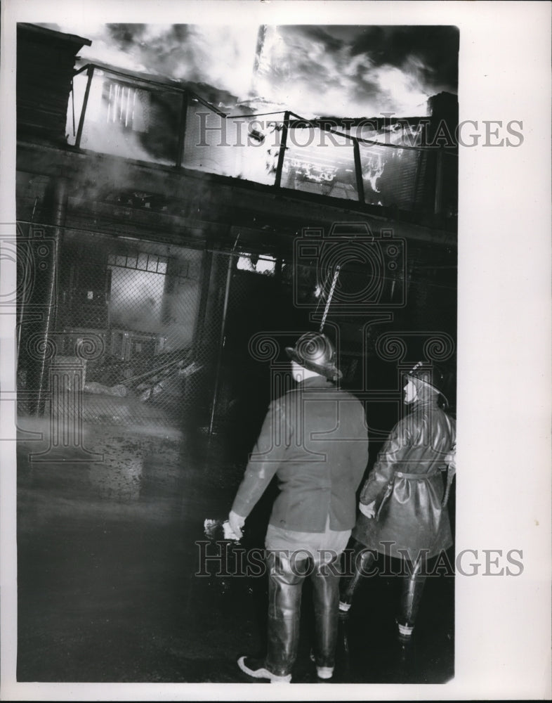 1952 Press Photo The Great Lakes Storage warehouse on a huge fire