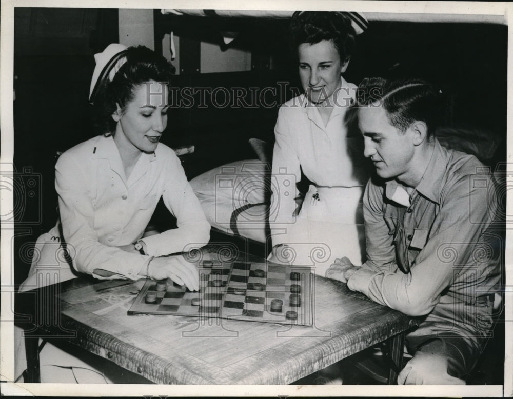 1945 Press Photo Marine Sgt. Robert J Figgins playe checkers with Navy Nurses.