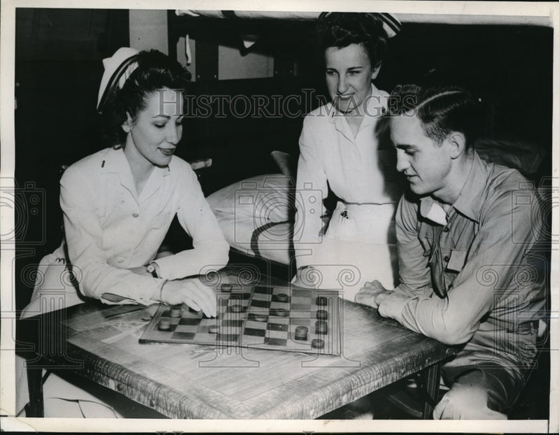 Load image into Gallery viewer, 1945 Press Photo Marine Sgt. Robert J Figgins playe checkers with Navy Nurses.

