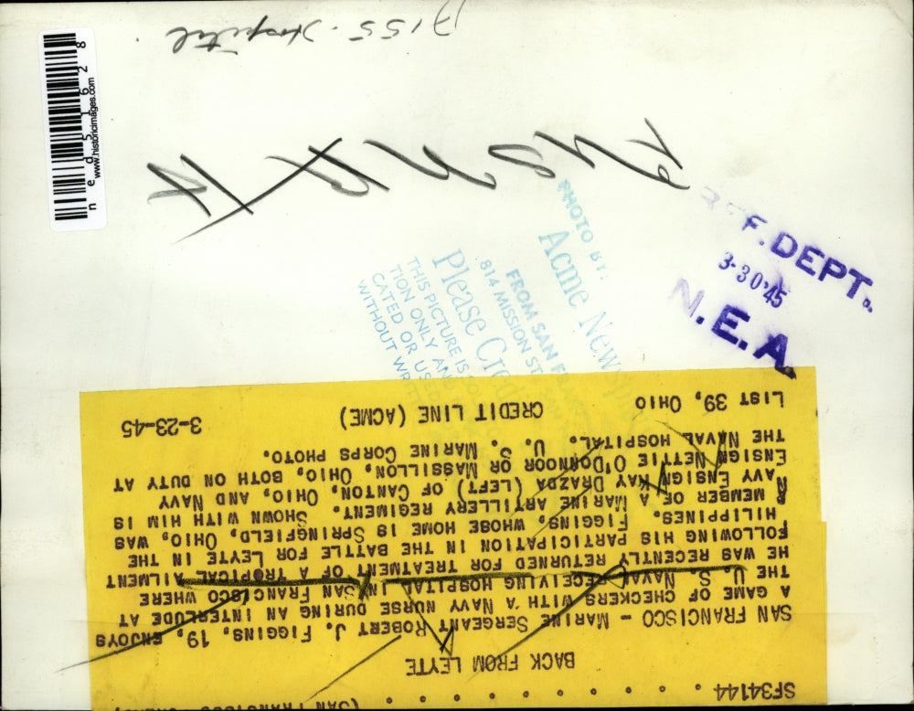 1945 Press Photo Marine Sgt. Robert J Figgins playe checkers with Navy Nurses.