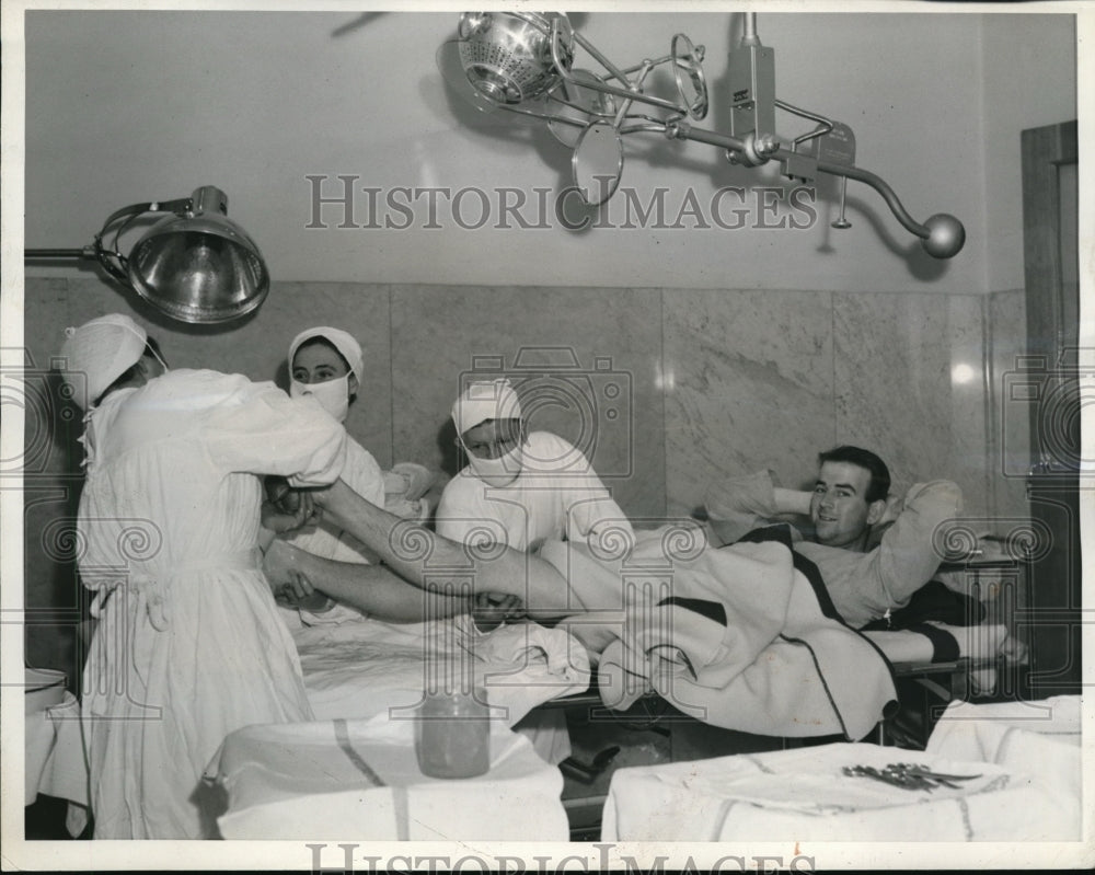 1943 Press Photo Pvt. Wallace Feazel cleans up by doctor at Letterman Gen. Hosp