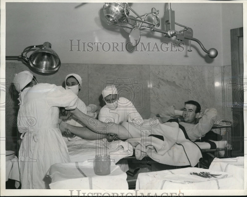 Load image into Gallery viewer, 1943 Press Photo Pvt. Wallace Feazel cleans up by doctor at Letterman Gen. Hosp
