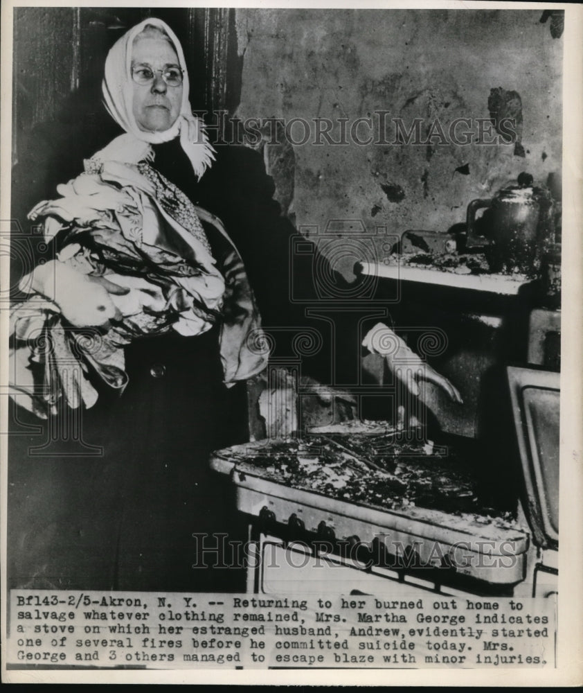 1948 Press Photo Mrs. Martha George as she returned to her burned out home
