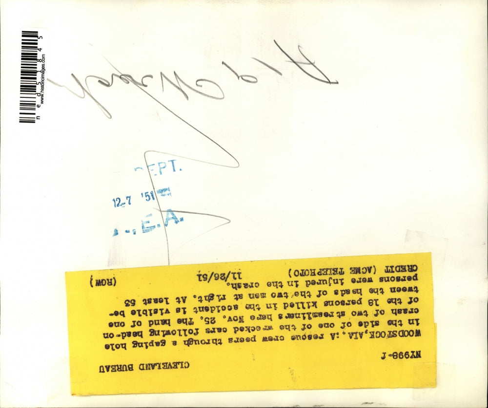 1951 Press Photo Rescue crew peers through a gaping hole of a wrecked car