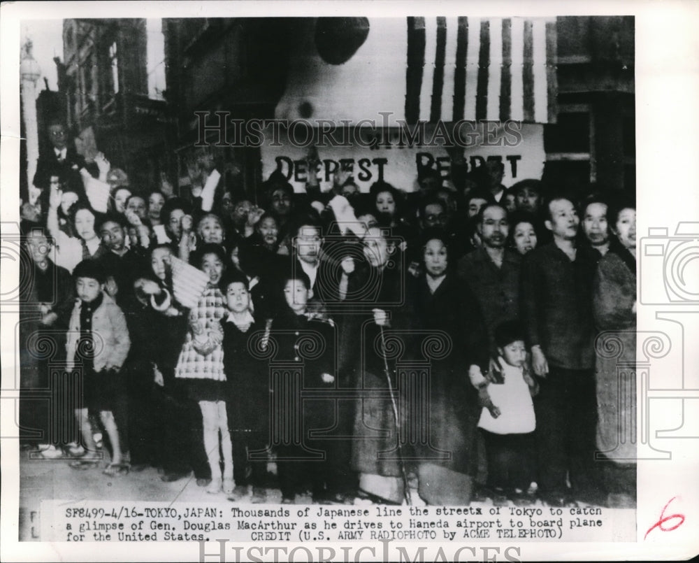 1950 Press Photo Thousands of Japanese line the streets of Tokyo to catch