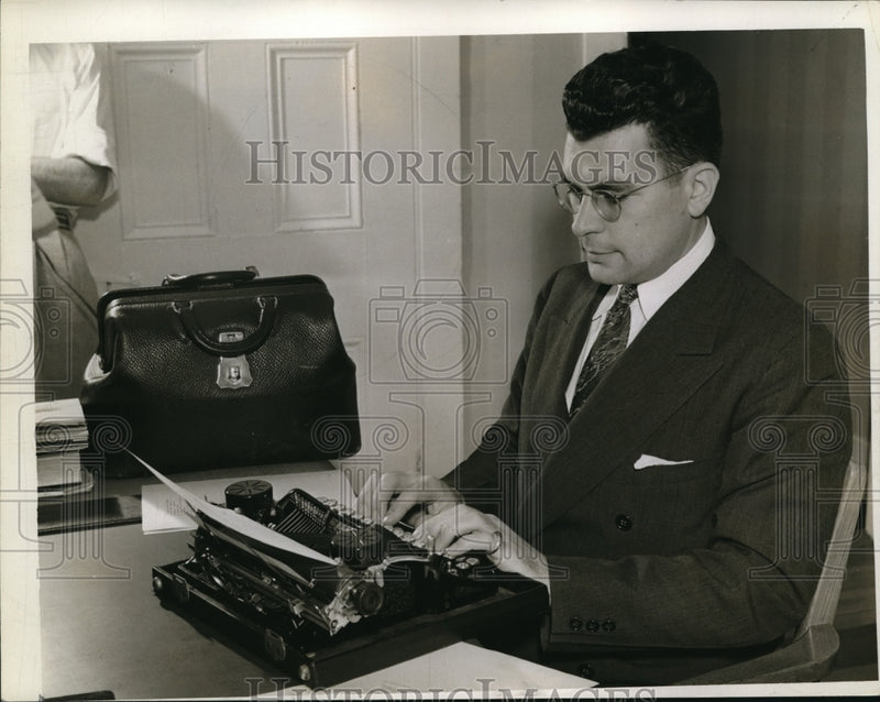 Load image into Gallery viewer, 1941 Press Photo Dr. J.G Rosenbaum, edits the royaltar recorder.
