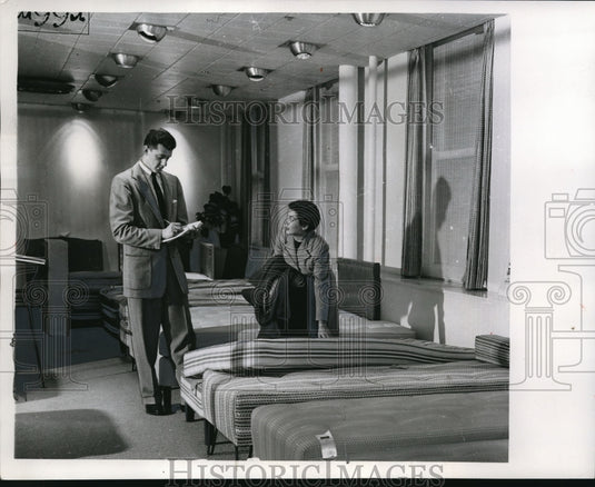 1954 Press Photo Homemaker shopping winter bedding sales makes sure she