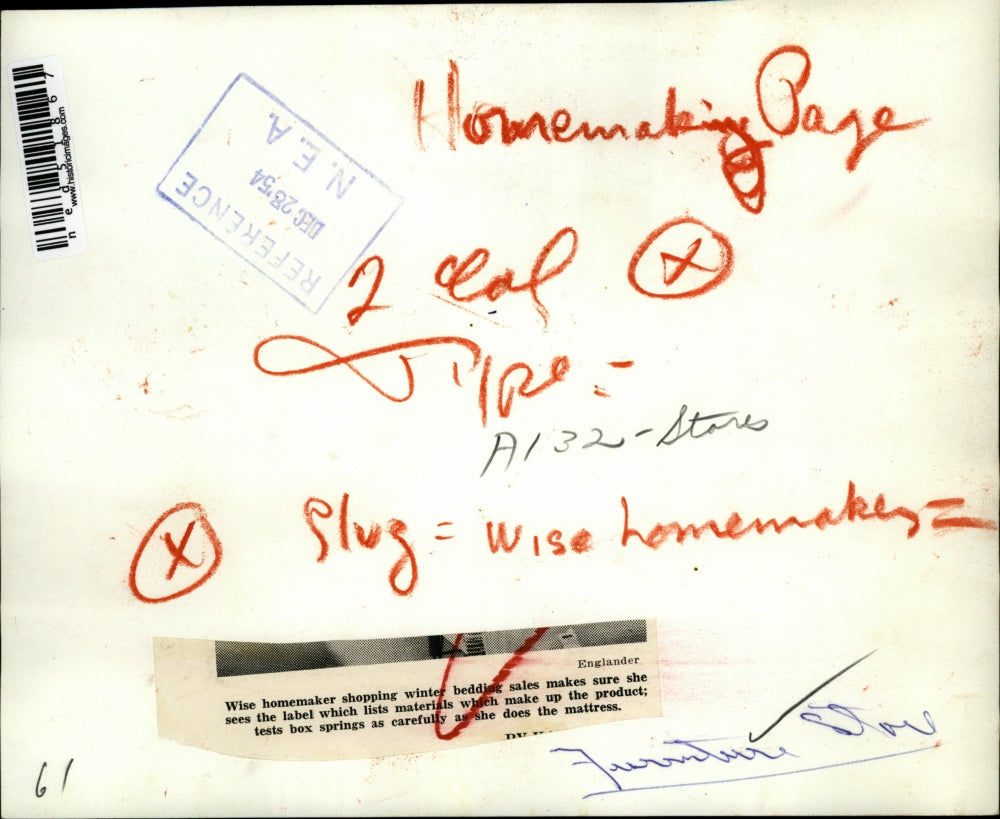 1954 Press Photo Homemaker shopping winter bedding sales makes sure she