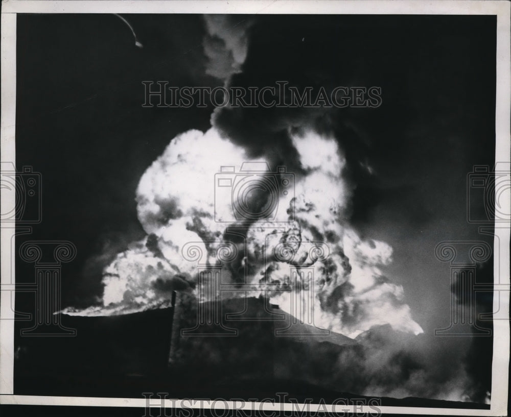 1946 Press Photo Smoke and fire from a 35,000-barrel storage tank in California