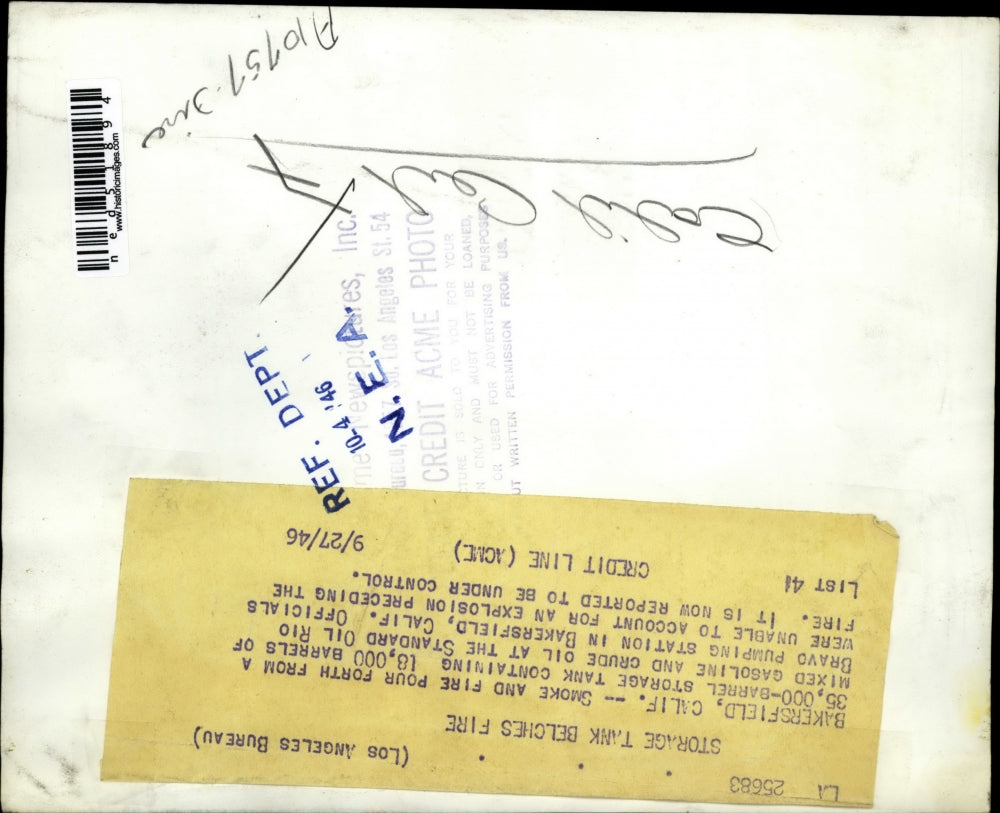 1946 Press Photo Smoke and fire from a 35,000-barrel storage tank in California