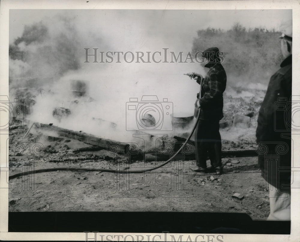 1947 Press Photo The ruins after the Frank Wilson home's fire