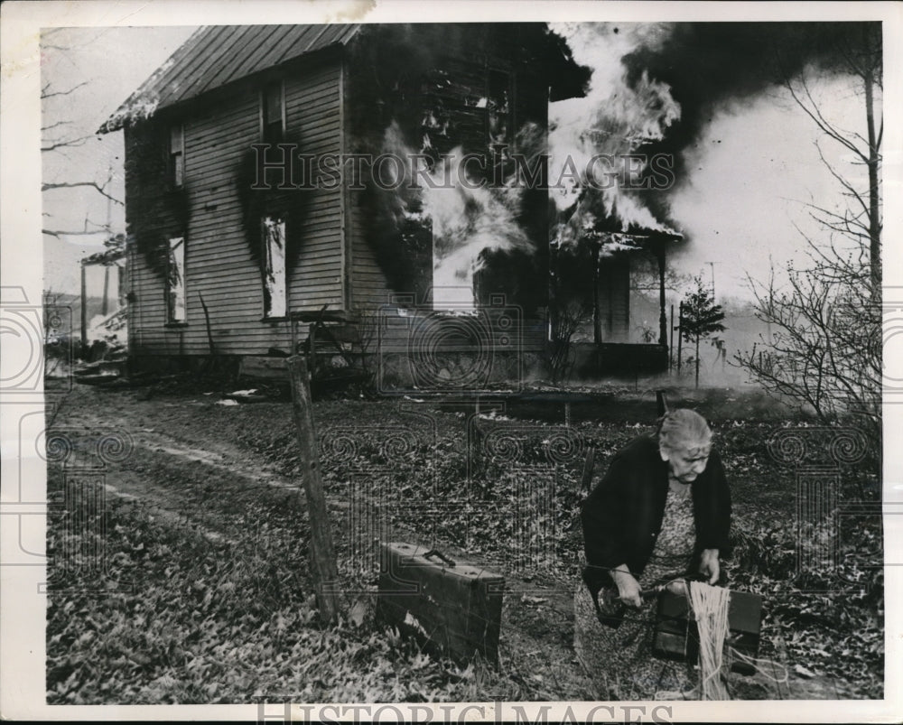 1949 Press Photo Ida Walters flees to safety after the building was destroyed