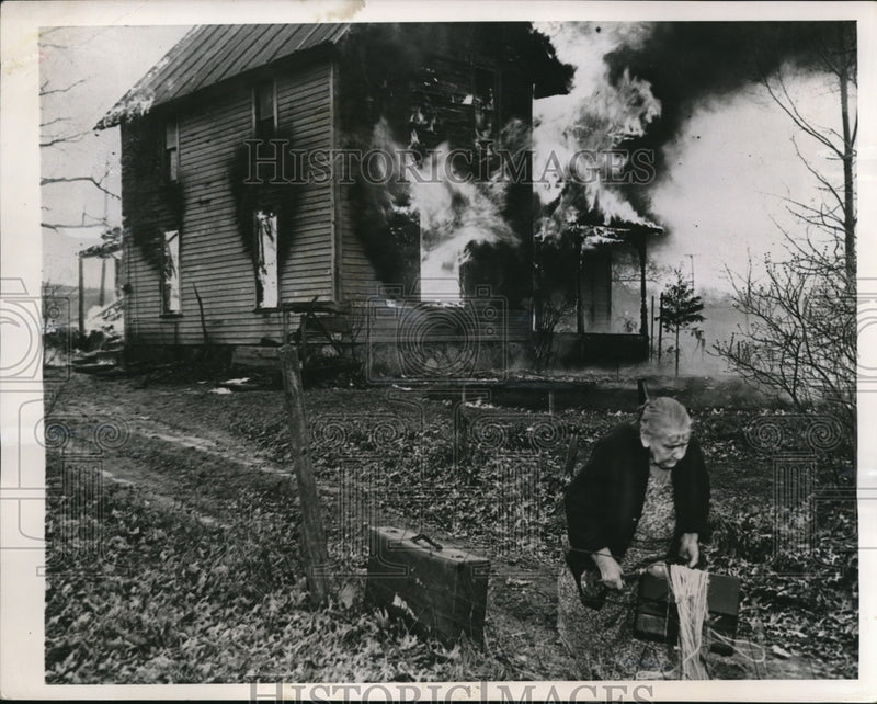 Load image into Gallery viewer, 1949 Press Photo Ida Walters flees to safety after the building was destroyed
