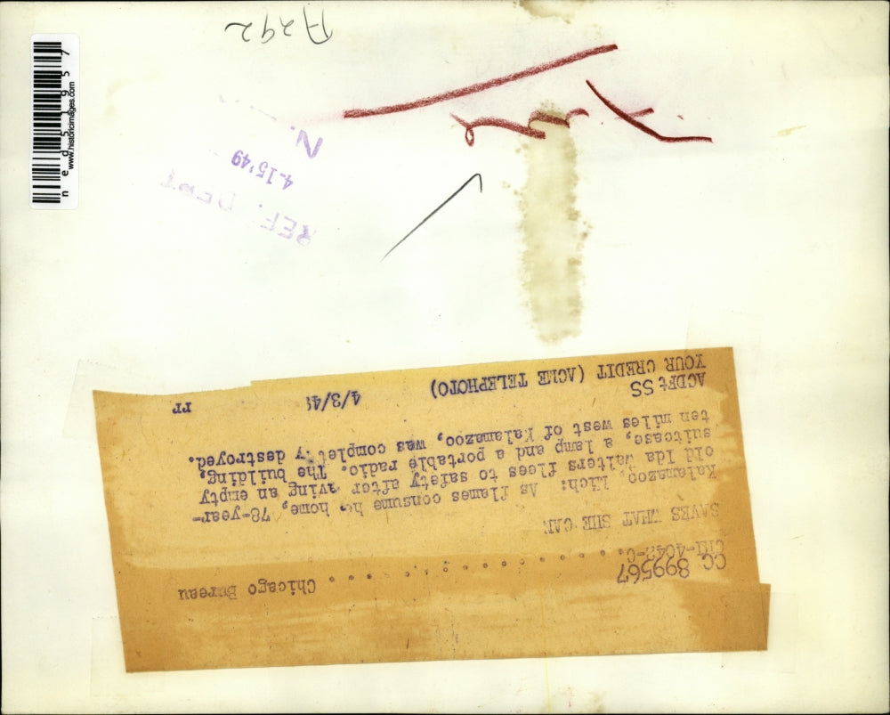 1949 Press Photo Ida Walters flees to safety after the building was destroyed