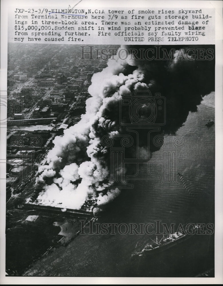 1953 Press Photo Smoke rises skyward from Terminal Warhouse in Wilmington