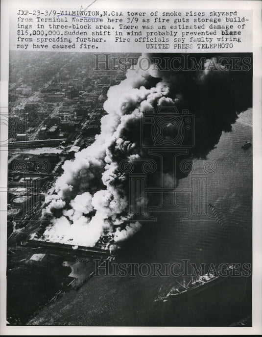 1953 Press Photo Smoke rises skyward from Terminal Warhouse in Wilmington